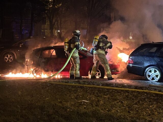 Feuerwehr im Einsatz: Auto brennt in der Bertholt-Brecht-Straße