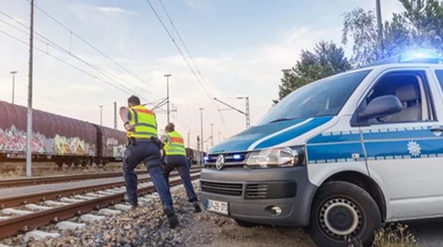 Zwei Männer im Gleis: Züge können weder ein-, noch ausfahren, Einleitung Gefahrenbremsung