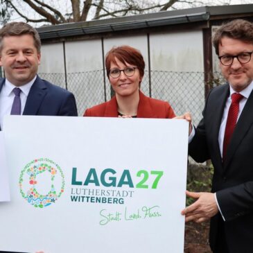 Minister Sven Schulze überreicht Zuwendungsbescheid für die Landesgartenschau 2027 in Wittenberg