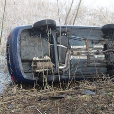 Auto kommt von Fahrbahn ab und landet im Teich