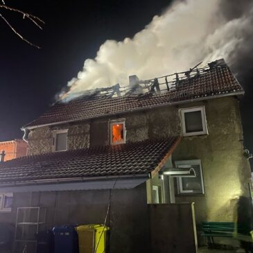 Feuerwehr im Einsatz: Brand in Einfamilienhaus