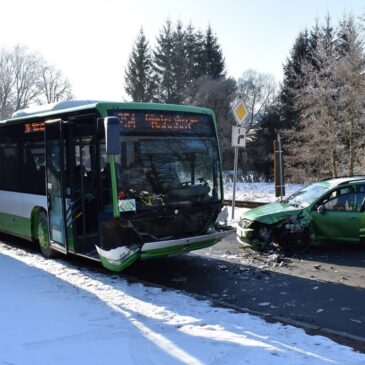 Zusammenstoß zwischen Linienbus und Pkw