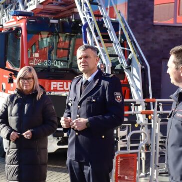 Neue Drehleiter für die Feuerwehr Magdeburg / Oberbürgermeisterin übergibt hochmodernes Einsatzfahrzeug