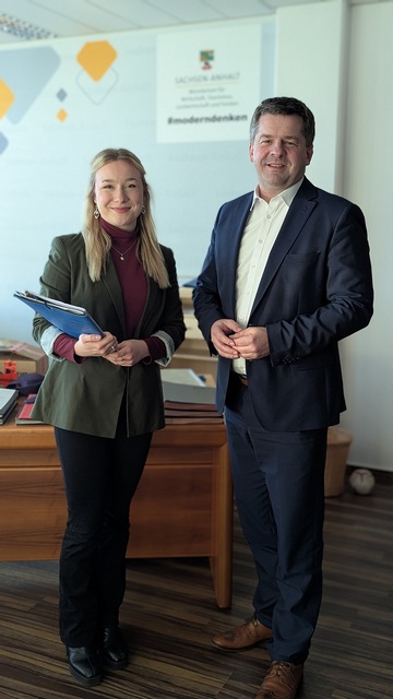 Minister Sven Schulze begrüßt Gebietsweinkönigin Emma Meinhardt als Praktikantin im Landwirtschaftsministerium