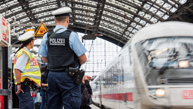 GdP zu Einsätzen an Bahnhöfen / GdP fordert: Ständige Erreichbarkeit von Ausländer- und Gesundheitsbehörden zur Unterstützung der Polizei